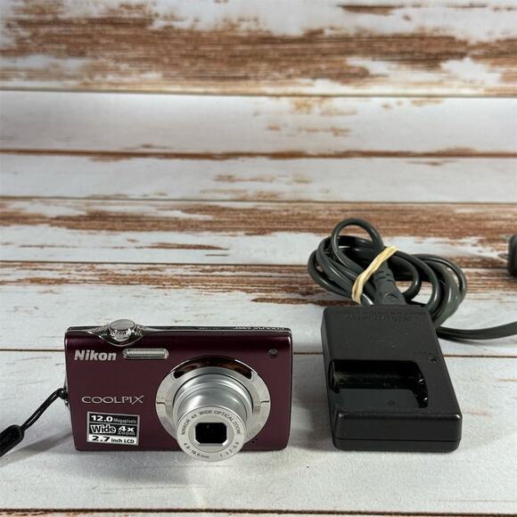 Nikon COOLPIX S3000 12MP Digital Camera 4x Zoom Purple Compact - Picture 1 of 8